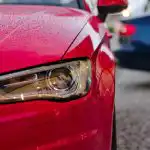 Een barst in de koplamp verwijderen: een eenvoudige truc voor